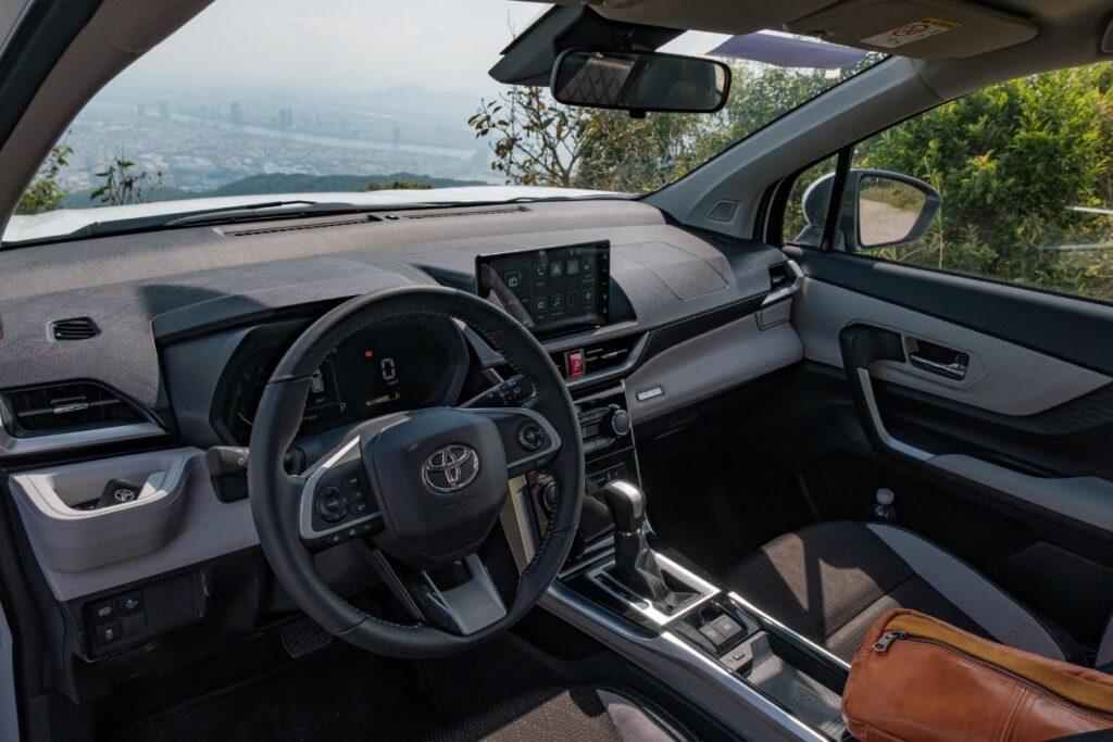 Thuê Xe Oto Đà Nẵng Với Toyota Veloz 2023 Chỉ Từ 800K/Ngày noi that toyota veloz đẹp là điểm cộng khi cần thuê xe 7 chỗ tự lái